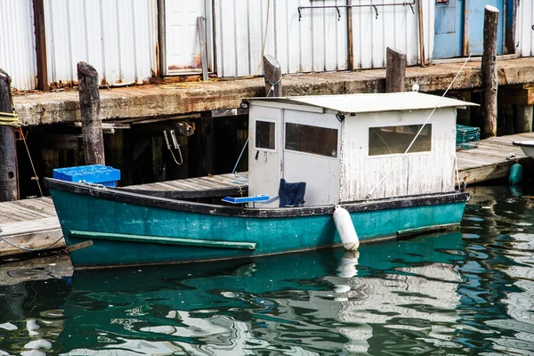 Eski mavi ve beyaz balıkçı teknesi — Stok fotoğraf