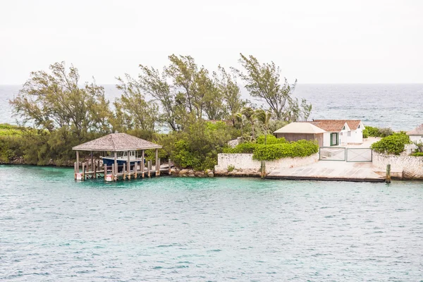 Boat Shelter and Home on Narrow Finger of Land — Stock Photo, Image