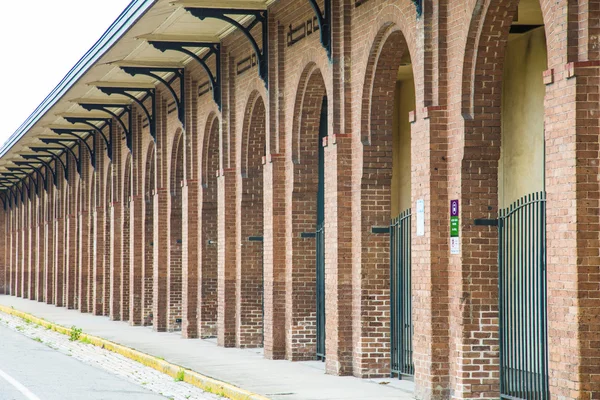 Archi di mattoni a distanza — Foto Stock