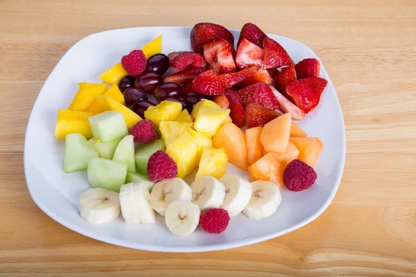 Skär frukt med mango bananer och jordgubbar — Stockfoto