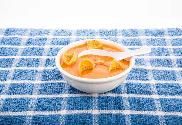 スプーンとトルティーヤ スープのボウルのコーンチップ — ストック写真