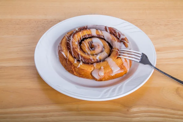 Cinmon Roll on White Plate with Fork — Stock Photo, Image