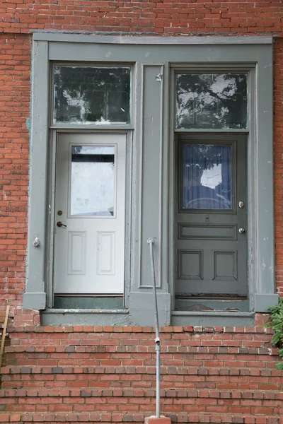 Deux vieilles portes dans le bâtiment en brique — Photo