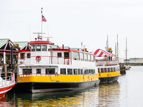 Bílá žlutá a červená ferrys v doku — Stock fotografie