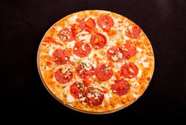 siyah arka plan üzerine sıcak peynirli biberli pizza