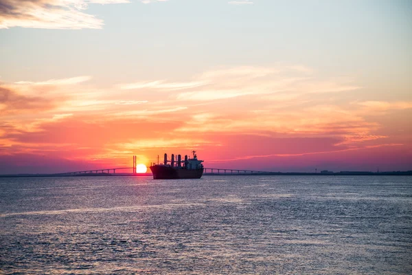 Paars zonsondergang met lege vrachtschip — Stockfoto