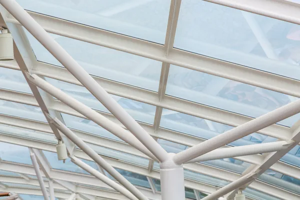 Vit stål och glas över atrium — Stockfoto