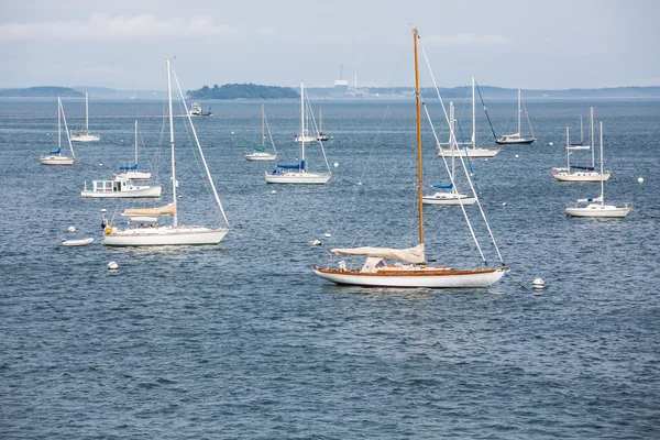 Trevlig segelbåtar i hamnen, blå — Stockfoto