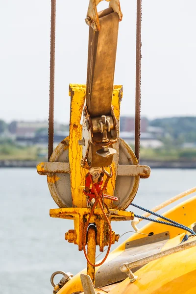 Gelbe Hardware auf dem Schiff — Stockfoto