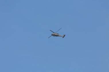 mavi gökyüzünün altında askeri helikopter