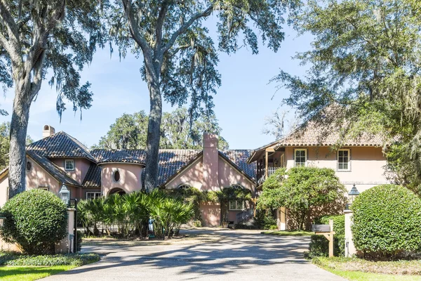 Brown Stucco Home con tegola rossa Tetto — Foto Stock