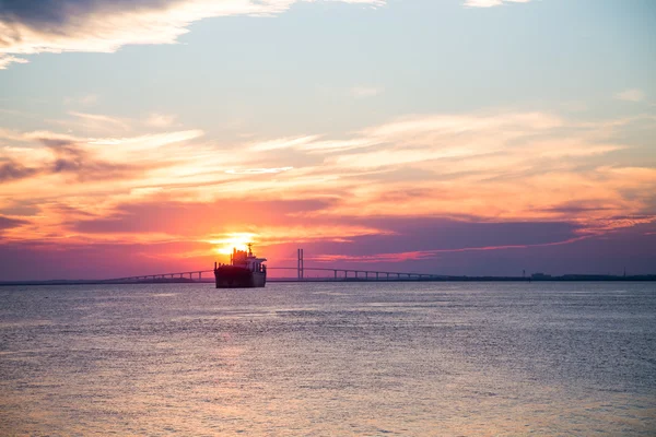 Frieghter Vela verso il tramonto a Bridge — Foto Stock