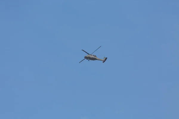 Военный вертолет под голубым небом — стоковое фото