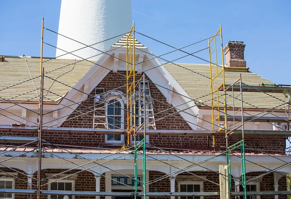 Scaffolding on Brick Keepers House by Lighthouse — Stock Photo, Image