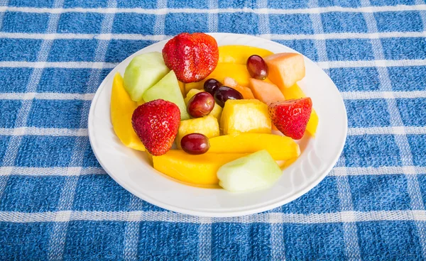 Mango jordgubbar och skära frukt — Stockfoto