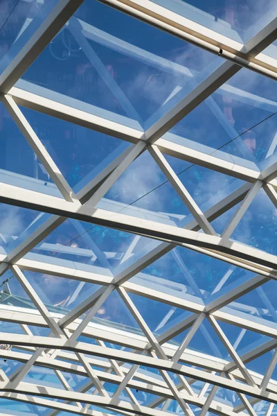 Telhado de Atrium de aço e vidro branco — Fotografia de Stock