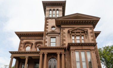 süslü eski kahverengi ev mimarisinde