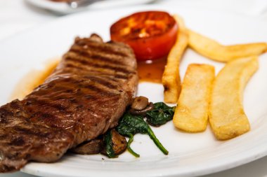 Şerit biftek ile kızarmış patates