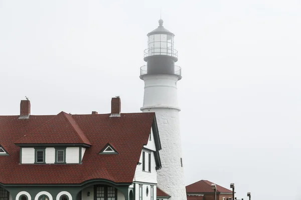 Rotes Dach und nebliger Leuchtturm — Stockfoto