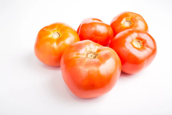 Красный помидор на белом столе — стоковое фото