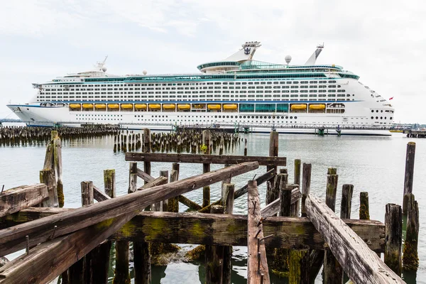 Navio de cruzeiro além do cais quebrado — Fotografia de Stock