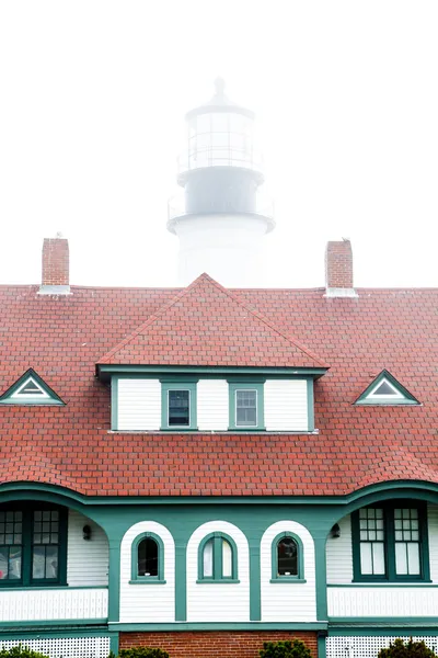 雾灯塔上白色孤立的饲养员房子后面 — 图库照片