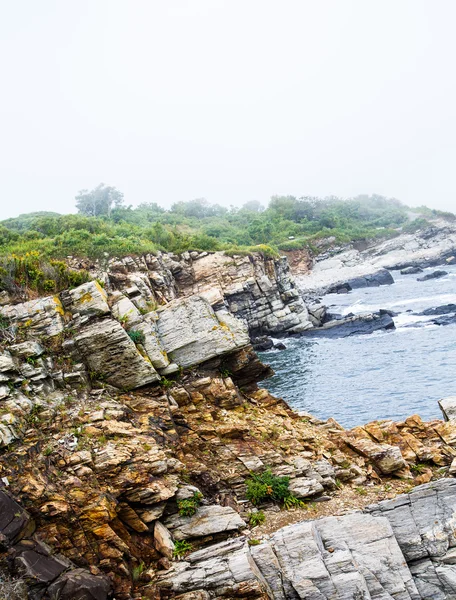 Rocas ásperas en la costa —  Fotos de Stock