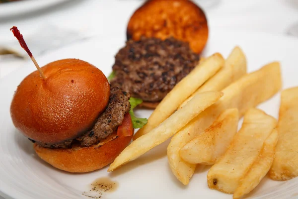 Control deslizante de carne fresca y patatas fritas — Foto de Stock