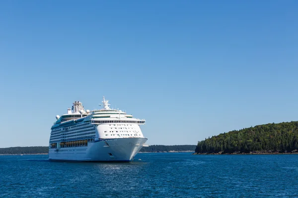 Crucero blanco entre el mar azul y el cielo azul — Foto de Stock