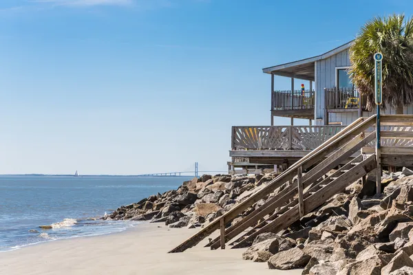 Beach house ile arka planda köprü — Stok fotoğraf