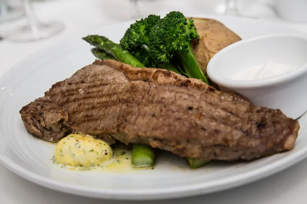 Strip Steak with Broccoli — Stock Photo, Image
