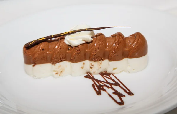 Десерт из шоколада и ванильного мусса — стоковое фото