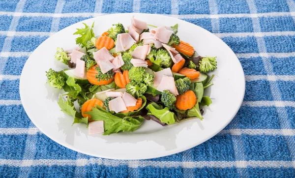 Salada fresca de Verdes Cenouras e Peru em fatias — Fotografia de Stock