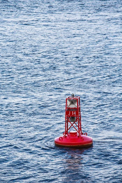 Marqueur canal rouge sur les vagues bleues — Photo