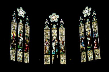 Üç vitray pencereler siyah