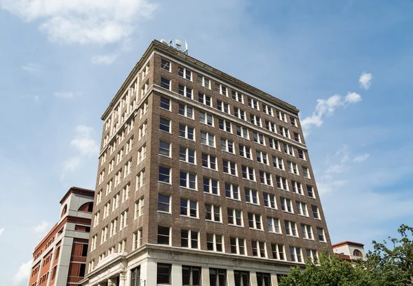 Edificio cuadrado de ladrillo marrón bajo el cielo bonito — Foto de Stock