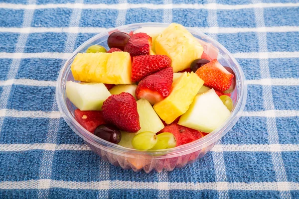 Skål med hela och skära frukt — Stockfoto