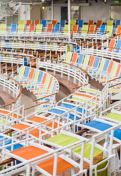 Färgglada stolar svängda längs stadion sittplatser — Stockfoto