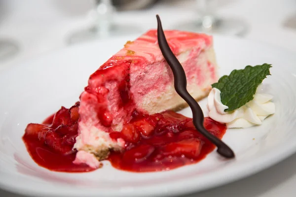 Gâteau au fromage aux fraises avec paille de chocoloate — Photo