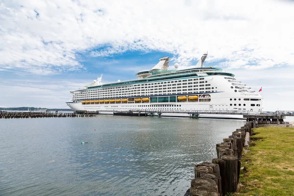 Cruise schip tussen punt van land en hout palen — Stockfoto