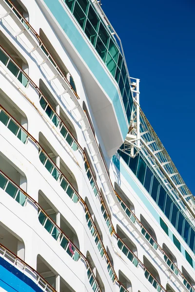 Decks em Curving Bulkhead of Cruise Ship — Fotografia de Stock