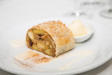 Elmalı tart vanilyalı dondurma ve cinammon plaka üzerinde