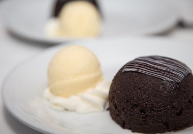 Çikolatalı pasta tatlı vanilyalı dondurma ile