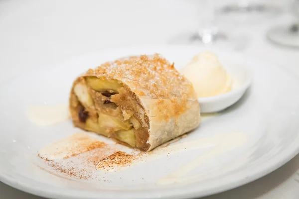 Яблочный пирог на тарелке с ванильным мороженым и корицей — стоковое фото