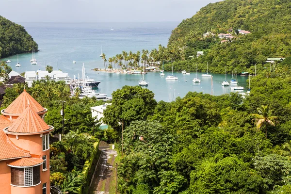 Marigot bay za oranžová budova — Stock fotografie