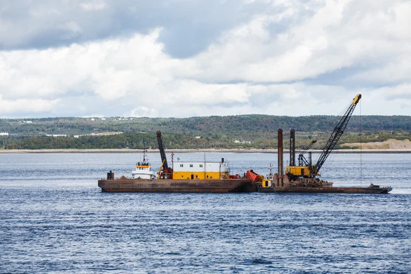 Kranen op werken barge — Stockfoto