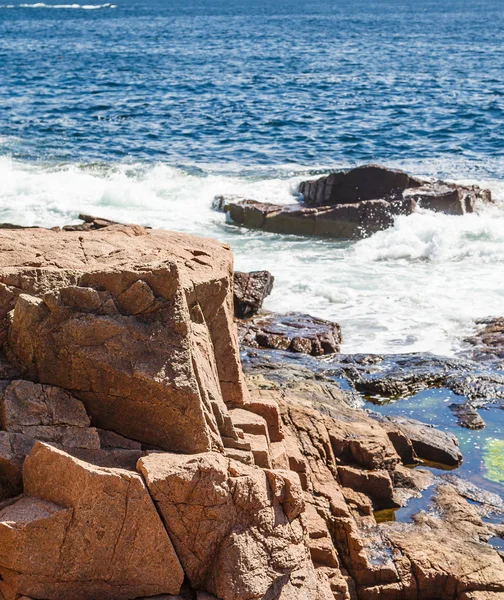 Surf golpeando rocas marrones —  Fotos de Stock