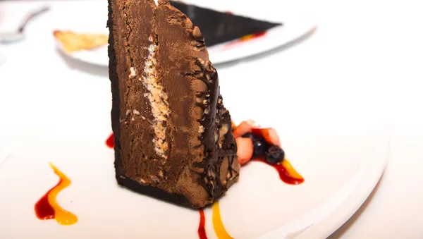 Шоколадный десерт с фруктовым гарниром — стоковое фото