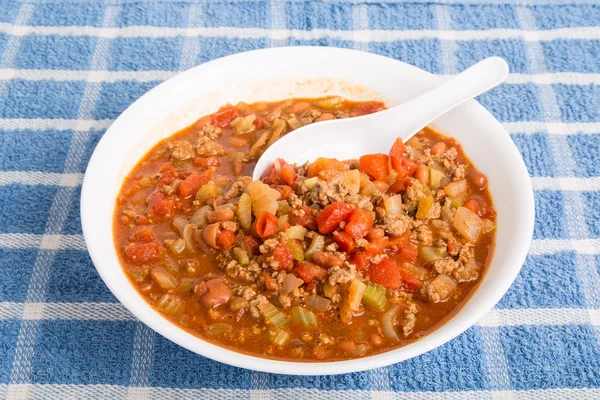 Chili con carne kaşık beyaz kase — Stok fotoğraf