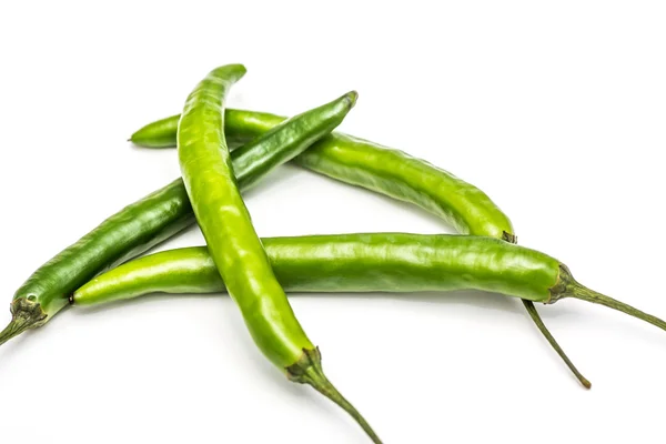 Groene cayenne peppers op een witte achtergrond — Stockfoto